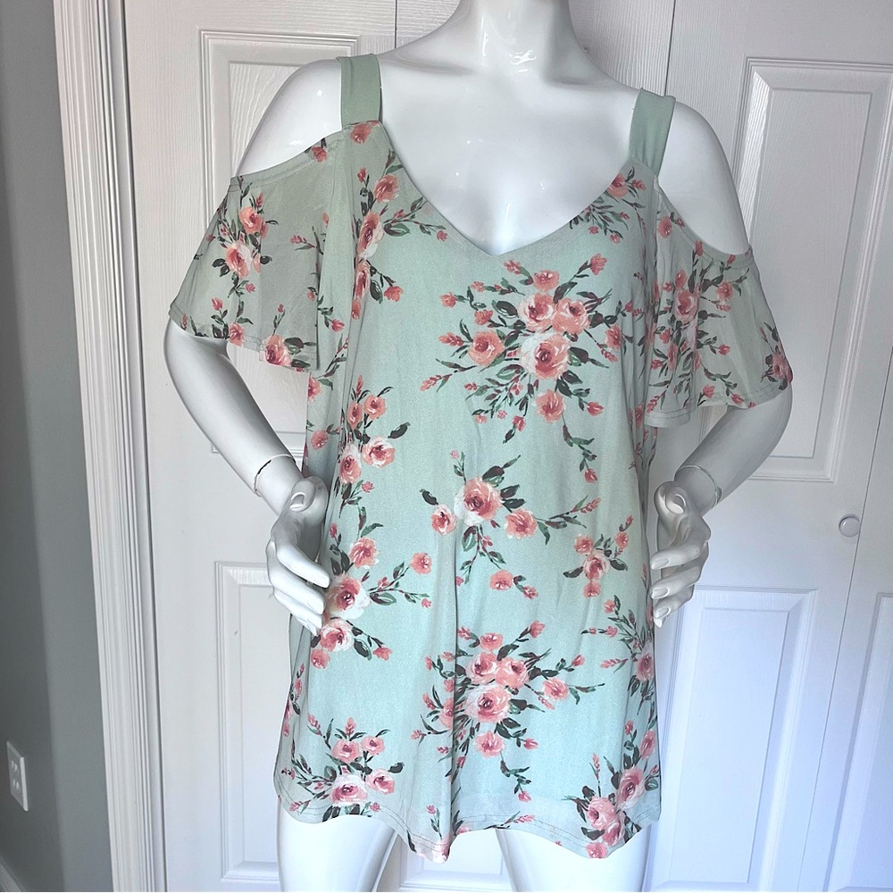***💲BOGO💲*** Open shoulder floral top